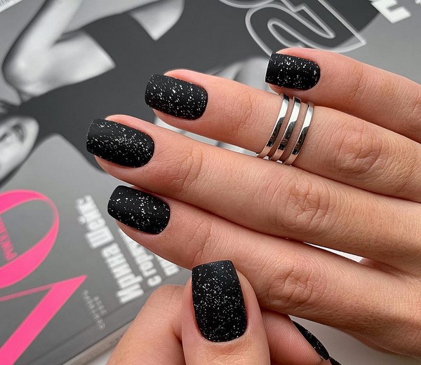 New mysterious dark shades of gel polish on nails