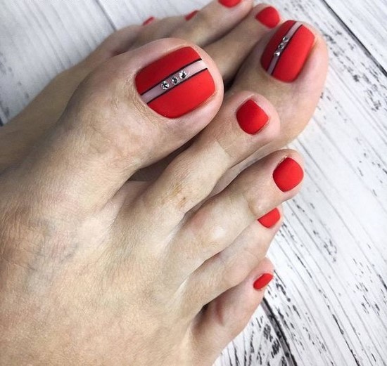 Red pedicure - a stylish moment of your impeccable appearance