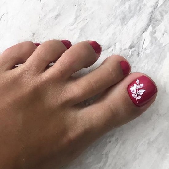 Red pedicure - a stylish moment of your impeccable appearance