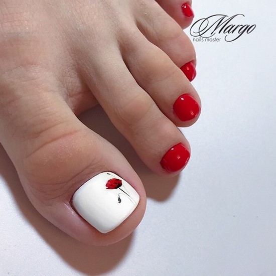 Pedicura roja: un momento elegante de su apariencia impecable