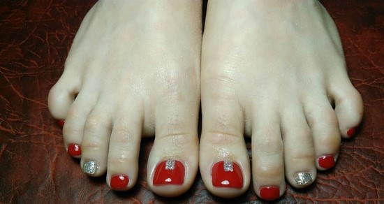 Rode pedicure - een stijlvol moment van uw onberispelijke uiterlijk