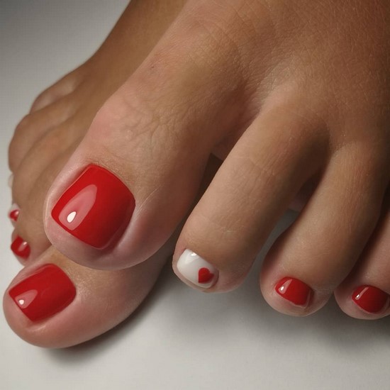 Pedicure rosso: un momento elegante del tuo aspetto impeccabile