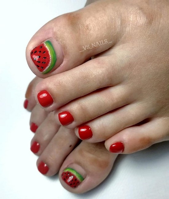 Pedicura roja: un momento elegante de su apariencia impecable