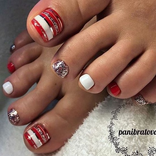 Pedicura roja: un momento elegante de su apariencia impecable