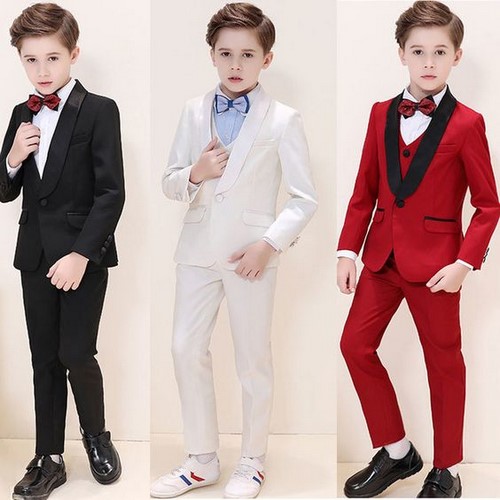 Kostymer for gutter. Fototrender av ferdige sett