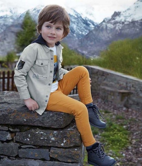 Stilfulde jakker til en dreng. Tendenser og stilarter