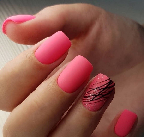 Juguetona e inspiradora manicura rosa. Las tendencias de diseño más brillantes.