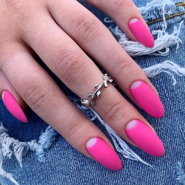 Juguetona e inspiradora manicura rosa. Las tendencias de diseño más brillantes.