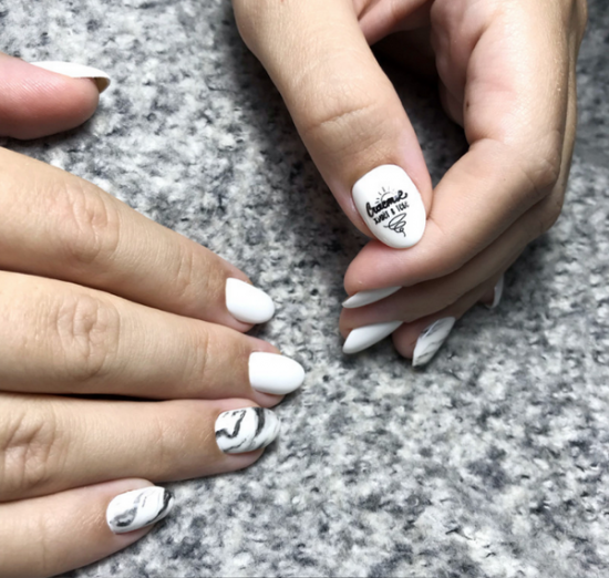 Tren segar reka bentuk manicure pendek. Foto Idea. Trend