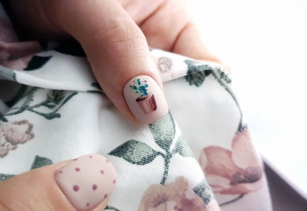 Frisse trends kort manicureontwerp. Foto. Ideas. trends